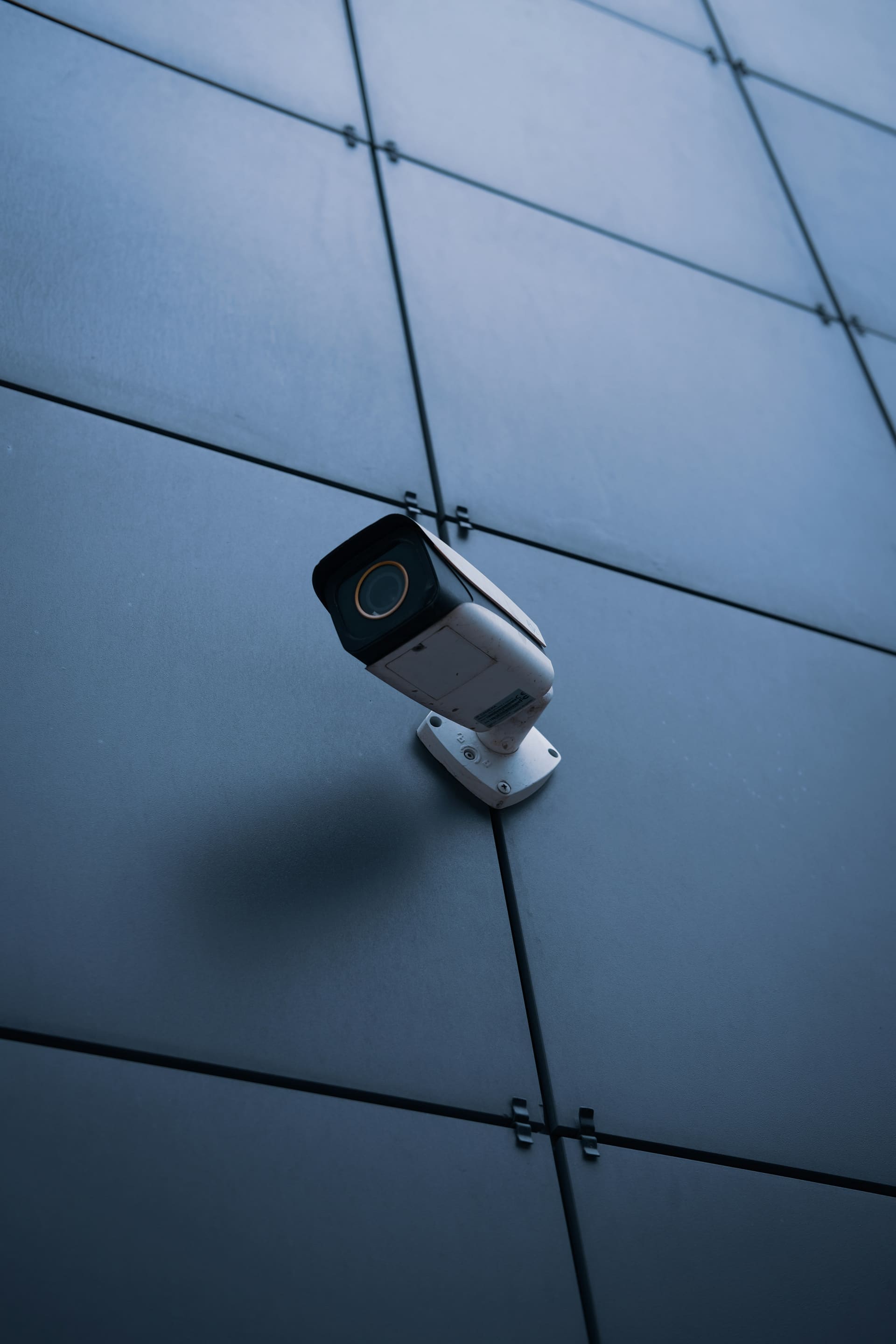 Cámara CCTV bullet instalada en corporativo CDMX — Skynet Security Systems