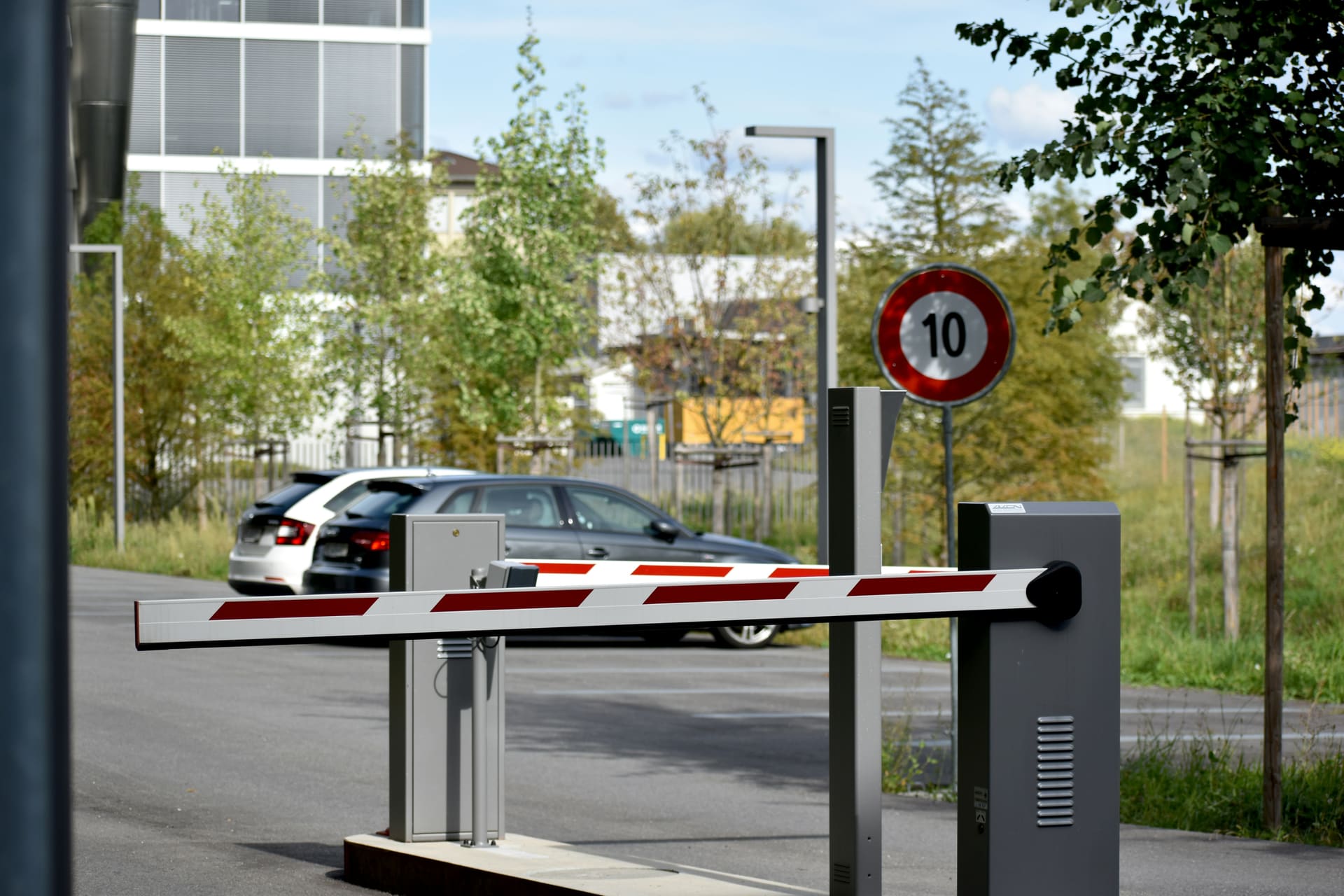 Control de acceso vehicular con pluma para empresas en CDMX