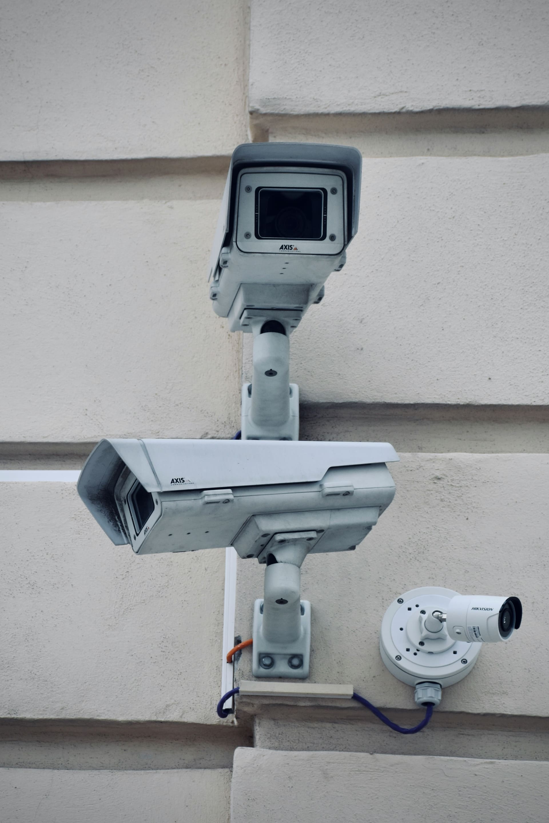 Instalación de cámaras de seguridad Hikvision en edificio corporativo CDMX — Skynet Security